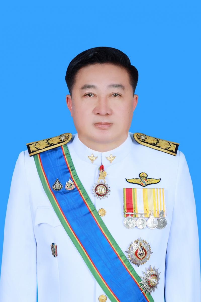นายนาวี	    นุชชม	